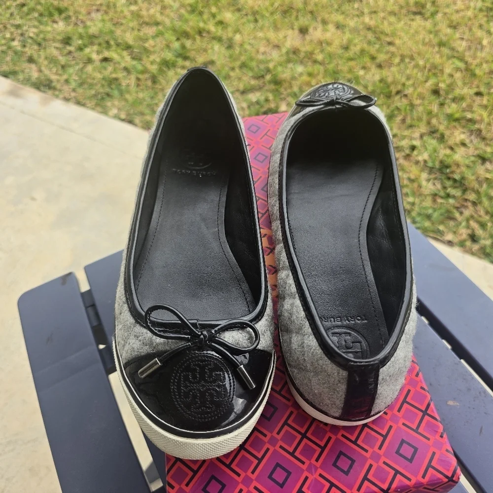 Tory Burch Ballet Flats Size 8.5M Skylar Gray Felt Black Patent Leather Luxury